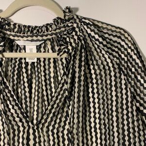H&M Women’s Blouse Top EUC Size M Black and Cream Print Ruffle Collar w Tie